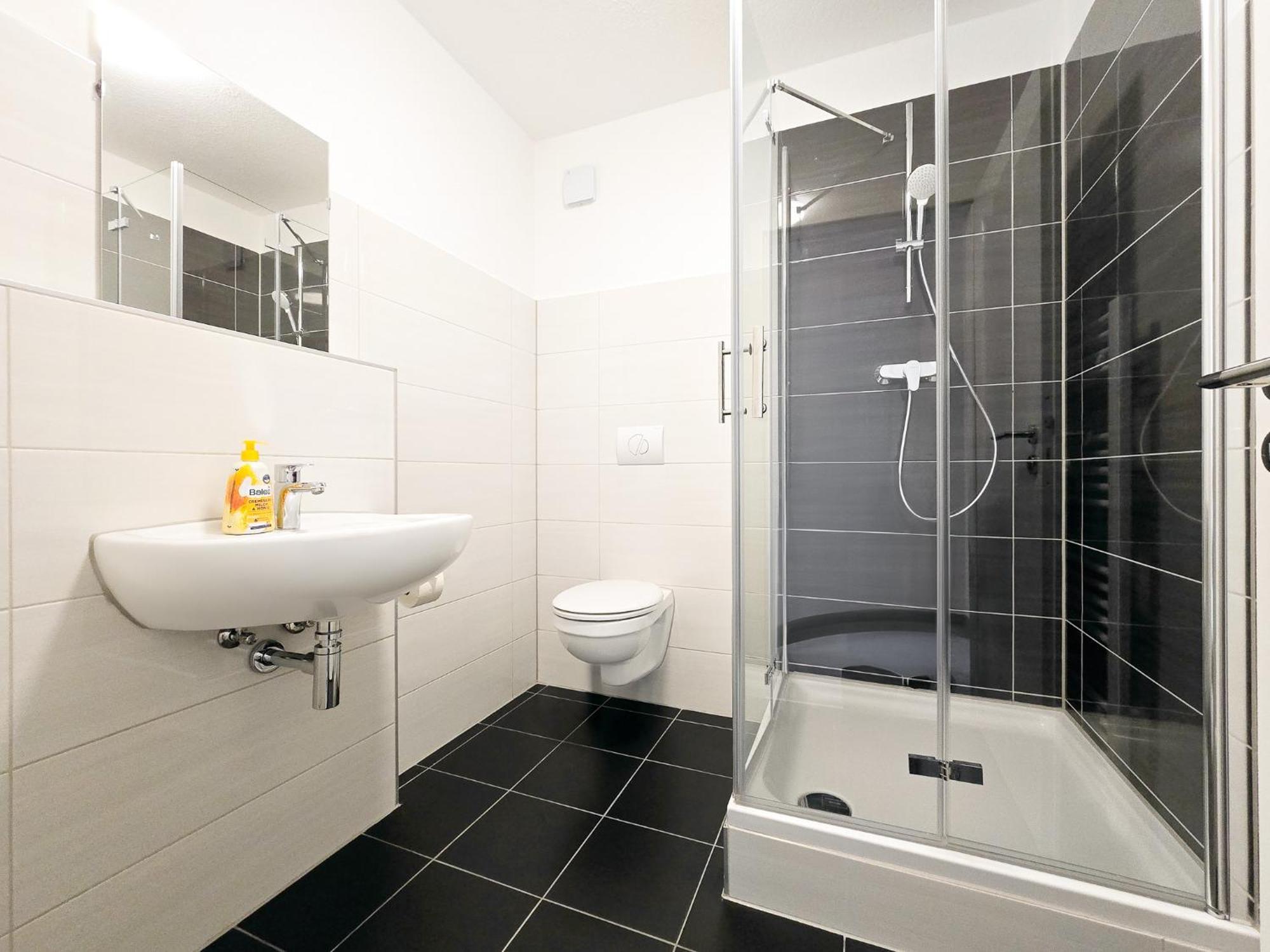 Raj Living - With 5 - 15 Min Messe Dus & 10 Min Old Town Dus Apartment